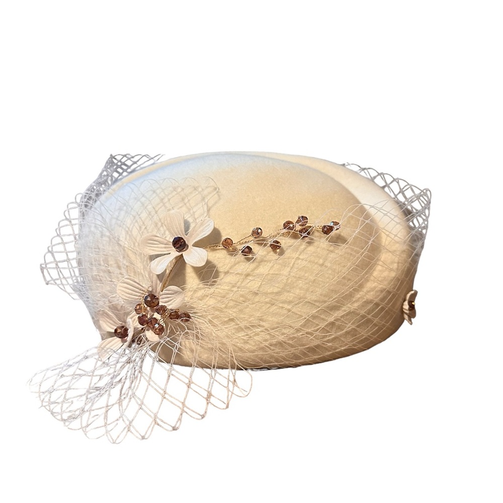 Vintage Ladies Pillbox Hat - White With Lace And Floral Detailing￼